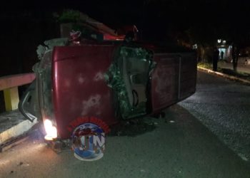 Camioneta termina volcado sobre el puente Texcuyuapan