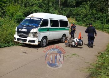 Cobrador de Elektra choca contra combi colectiva