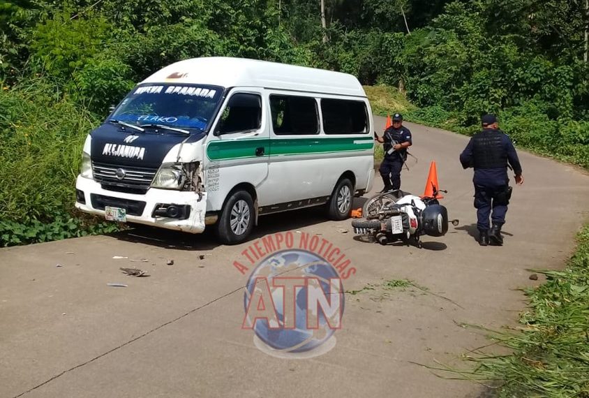 Cobrador de Elektra choca contra combi colectiva