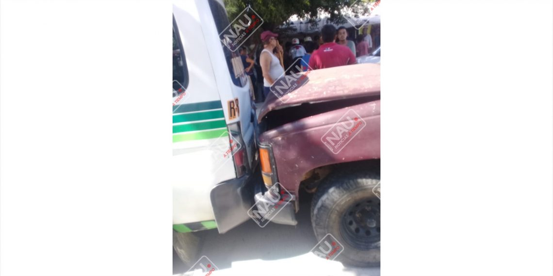 Camioneta impacta por alcance a una combi del servicio publico