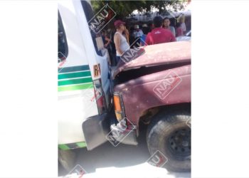 Camioneta impacta por alcance a una combi del servicio publico