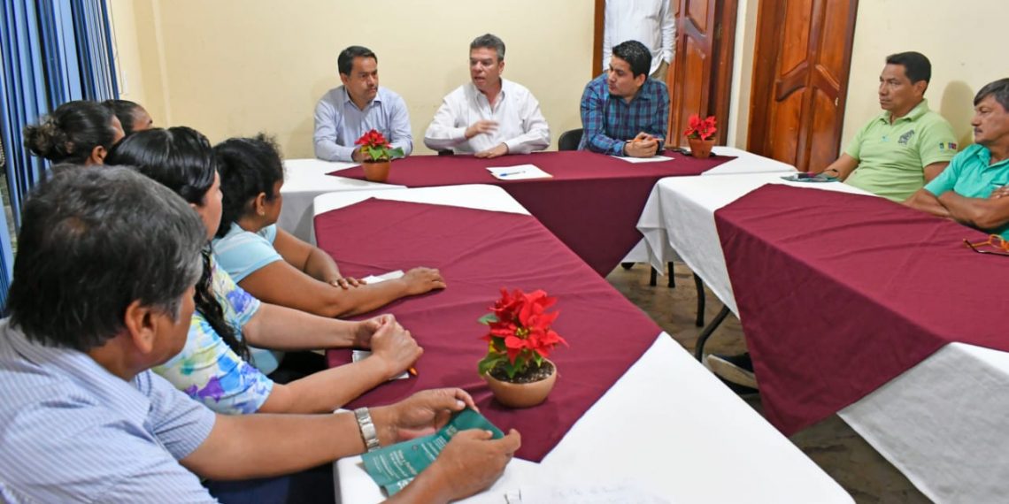 Atiende Ismael Brito a representantes de barrios y colonias de Palenque