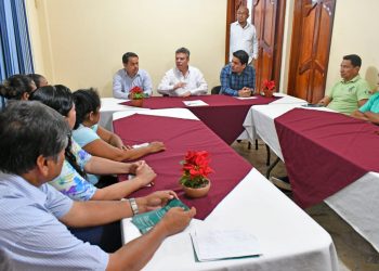 Atiende Ismael Brito a representantes de barrios y colonias de Palenque