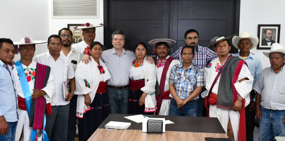 Recibe Ismael Brito a pobladores de Huixtán