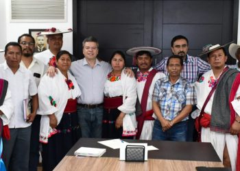 Recibe Ismael Brito a pobladores de Huixtán