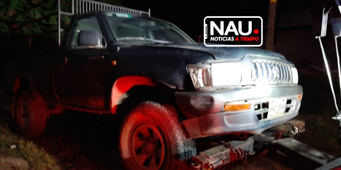 Camioneta choca por alcance contra spark