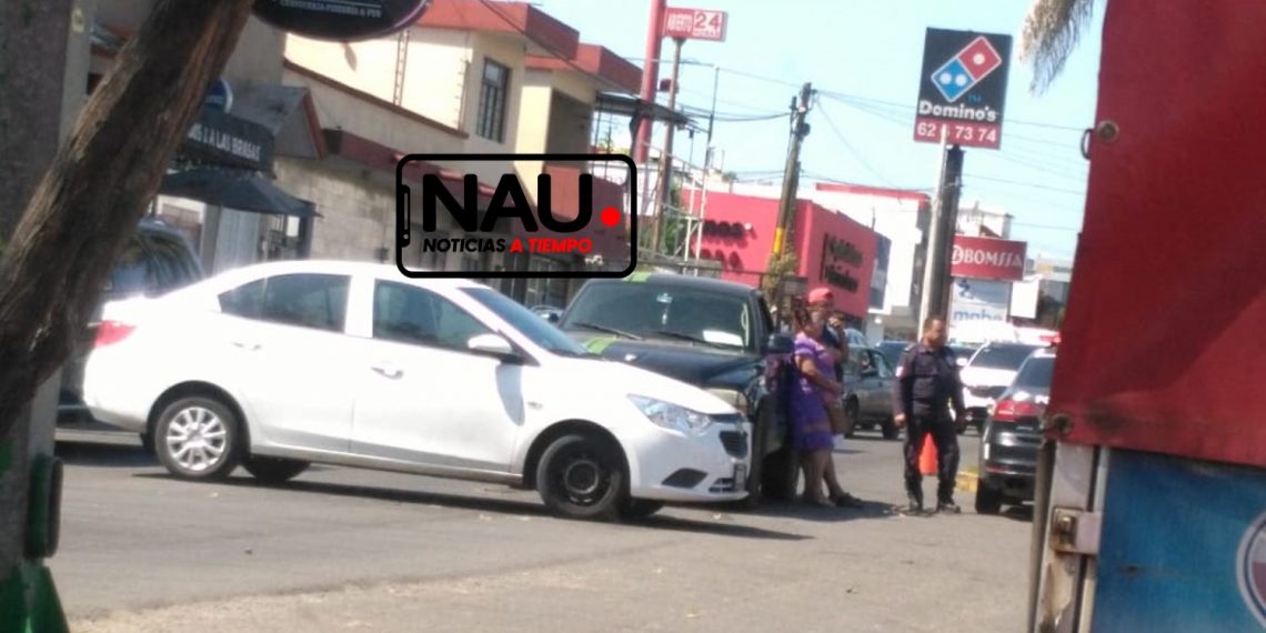 Sólo daños en accidente en cruce de semáforos