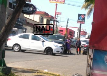 Sólo daños en accidente en cruce de semáforos