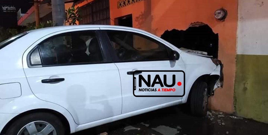 Joven de 18 años choca su vehículo contra una barda de una casa en el par vial
