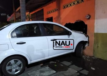 Joven de 18 años choca su vehículo contra una barda de una casa en el par vial