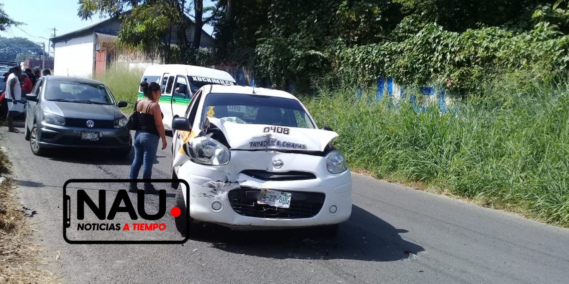 Taxista se impactó por alcance contra una combi colectiva