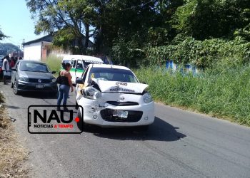 Taxista se impactó por alcance contra una combi colectiva