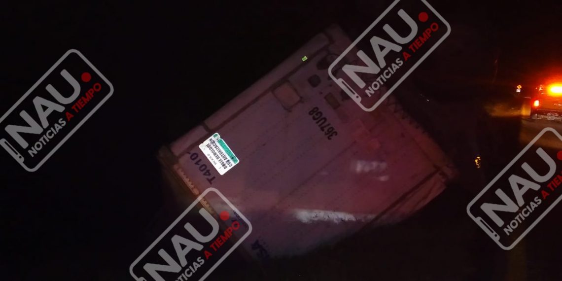 Se desprende caja de tráiler en la costera