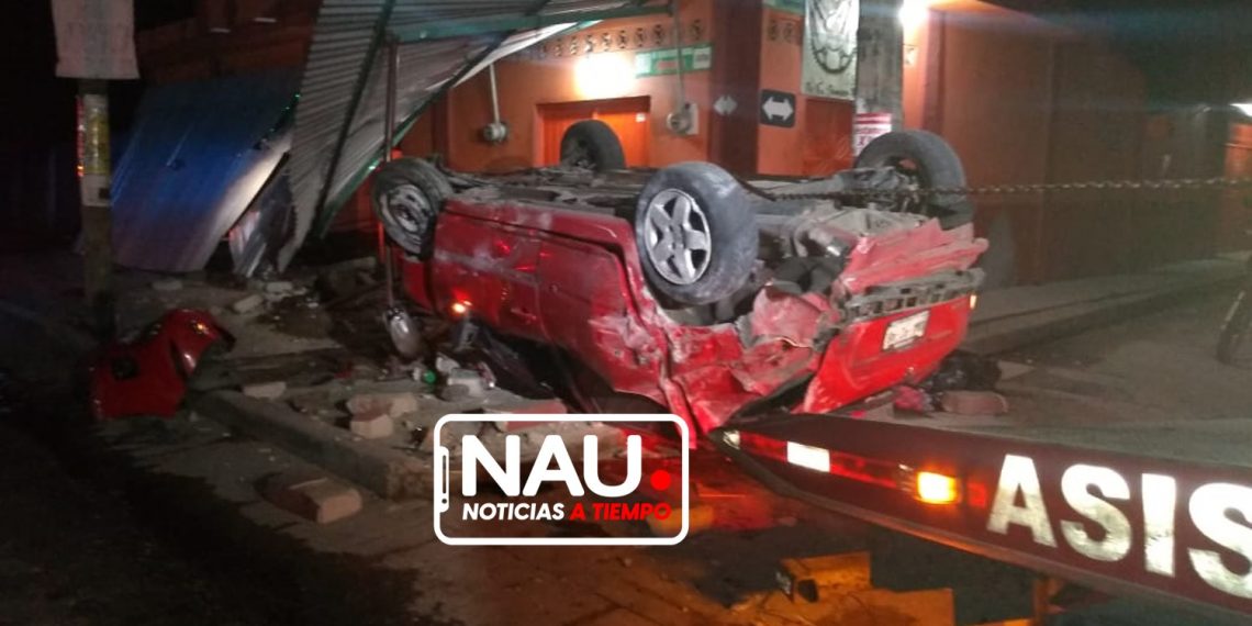 Abandonan vehículo con las llantas hacia arriba