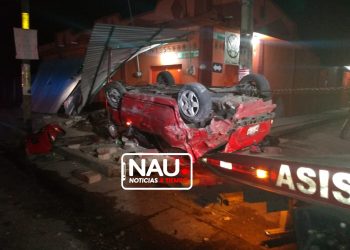 Abandonan vehículo con las llantas hacia arriba