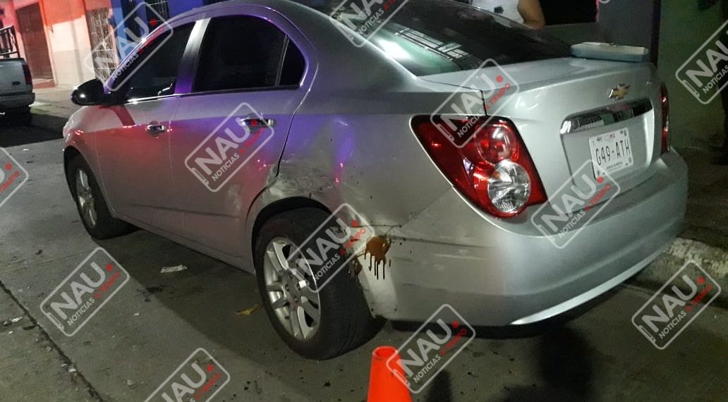 Se estrelló contra un carro estacionado