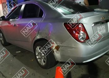 Se estrelló contra un carro estacionado