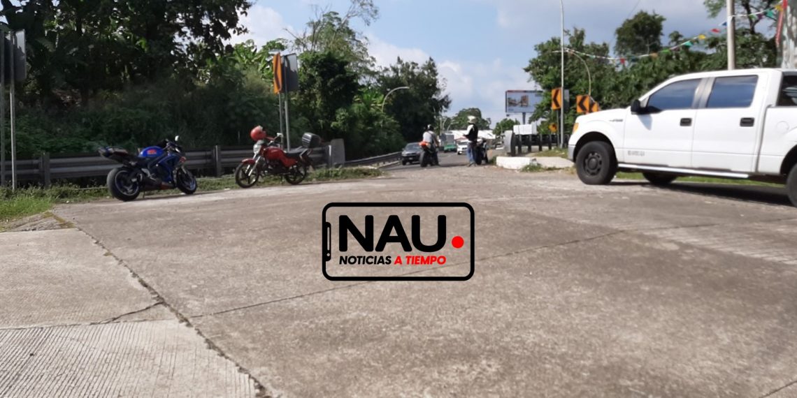 Motociclista derrapa en curva peligrosa