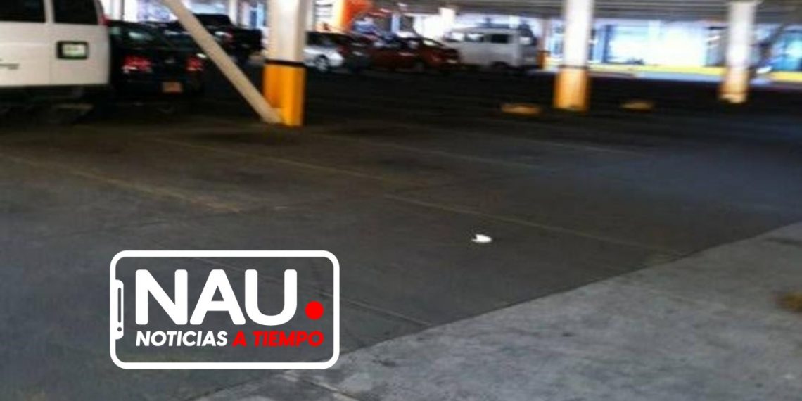 Roban otro vehículo del Plaza Cristal