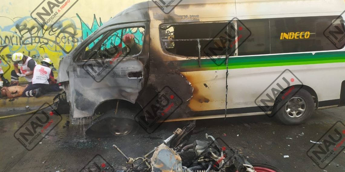 Choca motocicleta y combi colectiva; se incendiaron