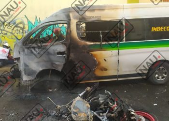 Choca motocicleta y combi colectiva; se incendiaron