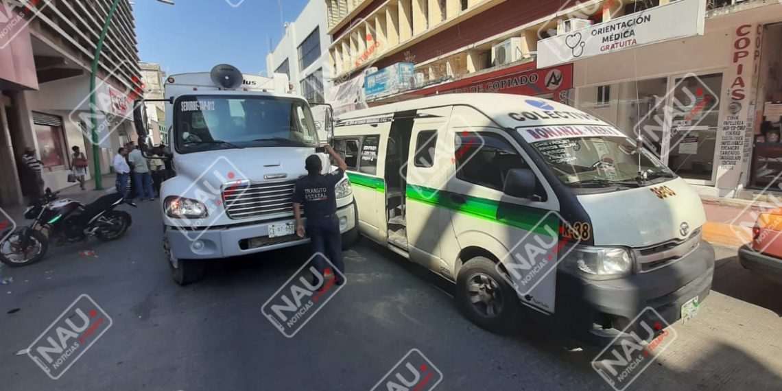 Camión recolector de basura chocó contra colectiva