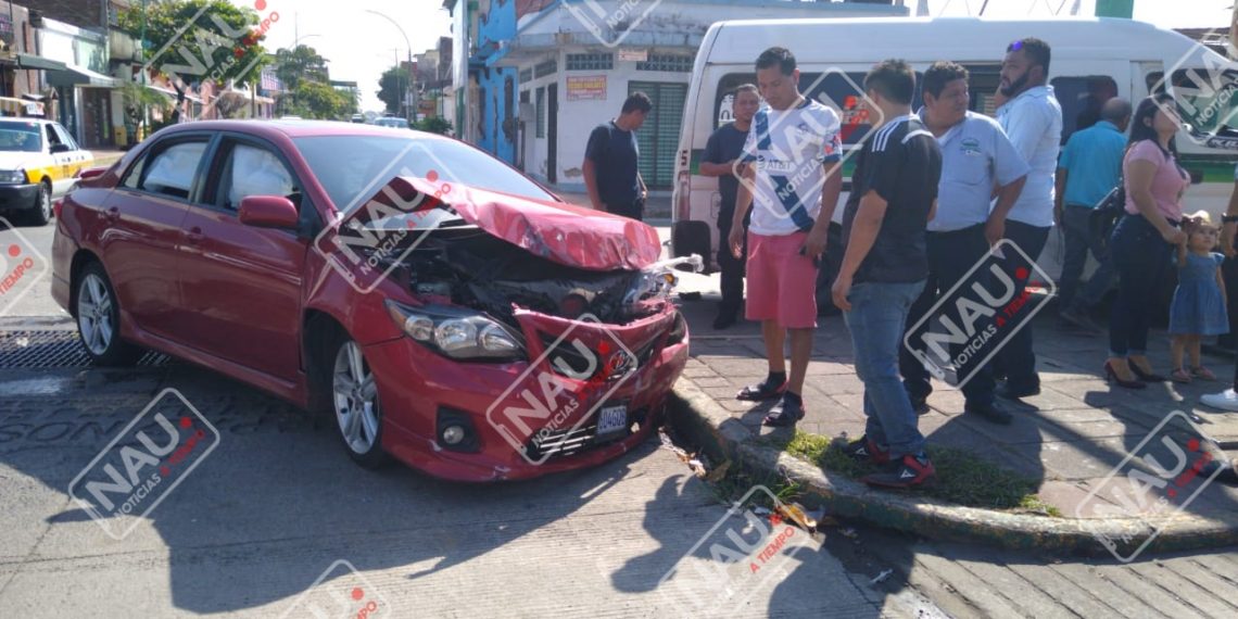 Dos lesionados deja accidente en cruce de semáforos