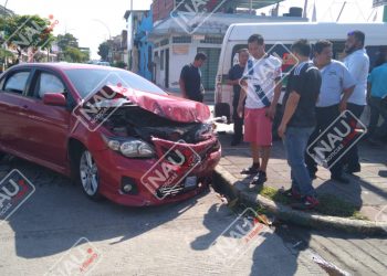 Dos lesionados deja accidente en cruce de semáforos