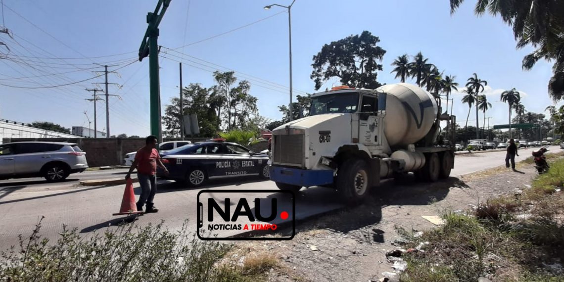 Camión revolvedor ocasiona accidente