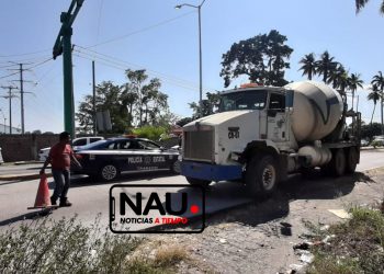 Camión revolvedor ocasiona accidente