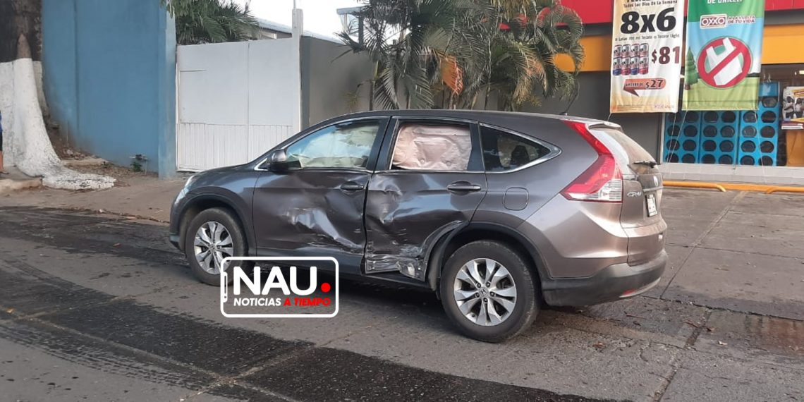 Chocan el crucero de semáforos