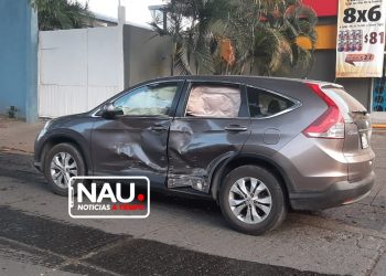 Chocan el crucero de semáforos