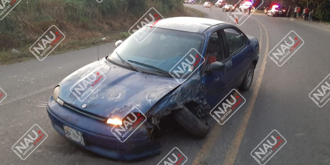 Vehículo compacto chocó contra una patrulla en el libramiento