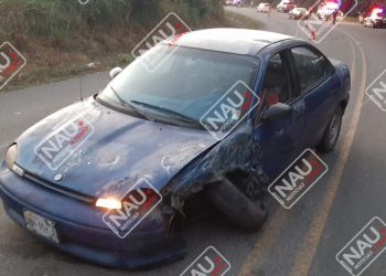 Vehículo compacto chocó contra una patrulla en el libramiento