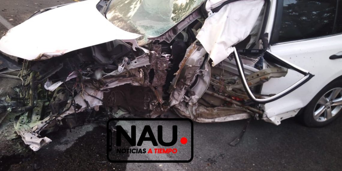 Solo daños dejan choque entre vehículo y un tráiler en Huehuetán