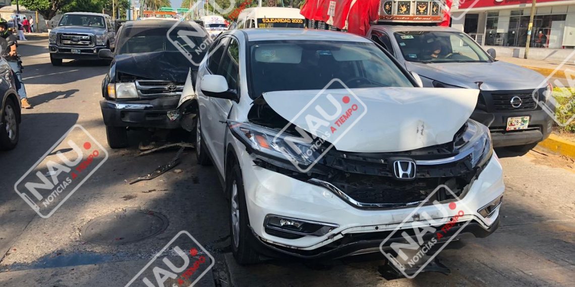 Choque de tres vehículos deja solo daños