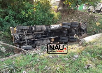 Un lesionado y daños materiales por volcadura en la Costera