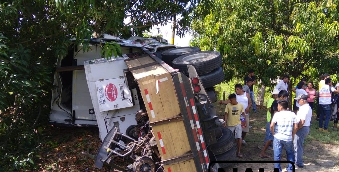 Transmigrantes vuelcan en la costera