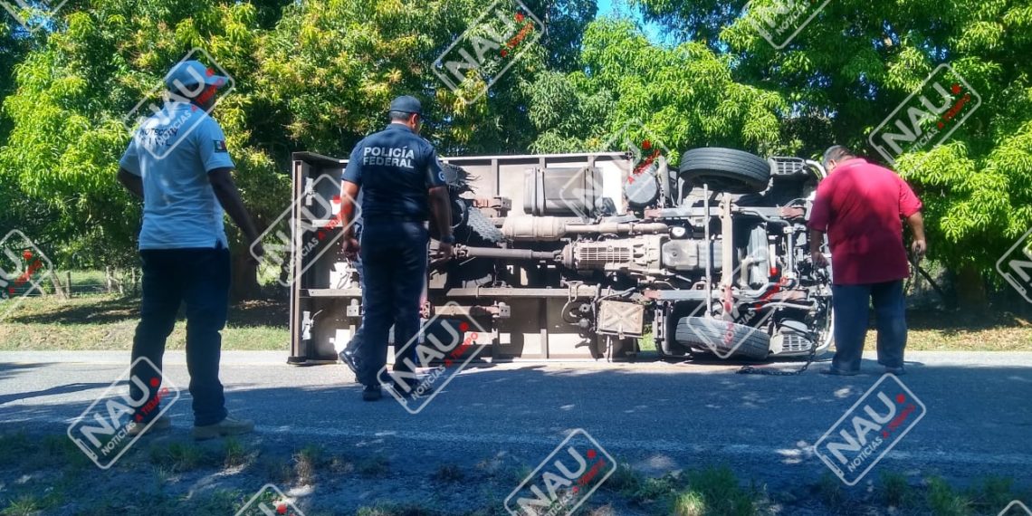 Vuelca carro frente al ejido Flores Magón de Mapastepec