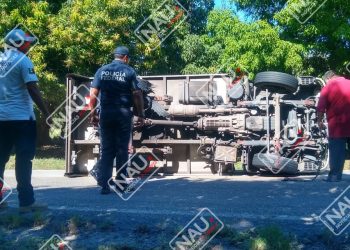 Vuelca carro frente al ejido Flores Magón de Mapastepec