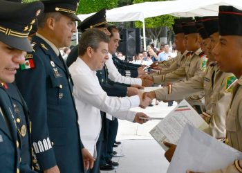 Entrega Ismael Brito cartillas militares a jóvenes de Chiapas y Tabasco