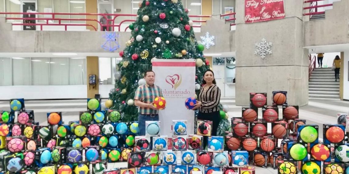 Recibe Voluntariado FGE donación de balones para niños y niñas de Chiapas