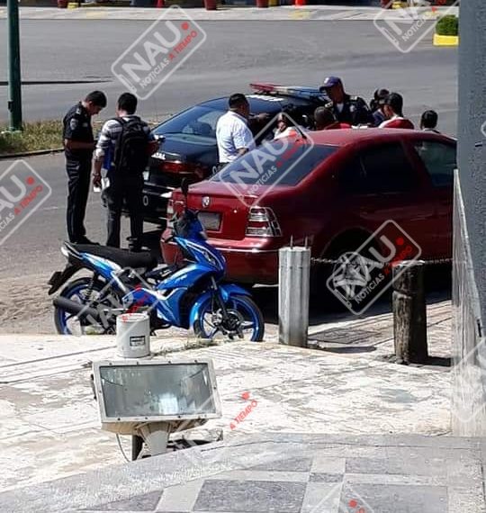 Taxista choca contra dos vehículos