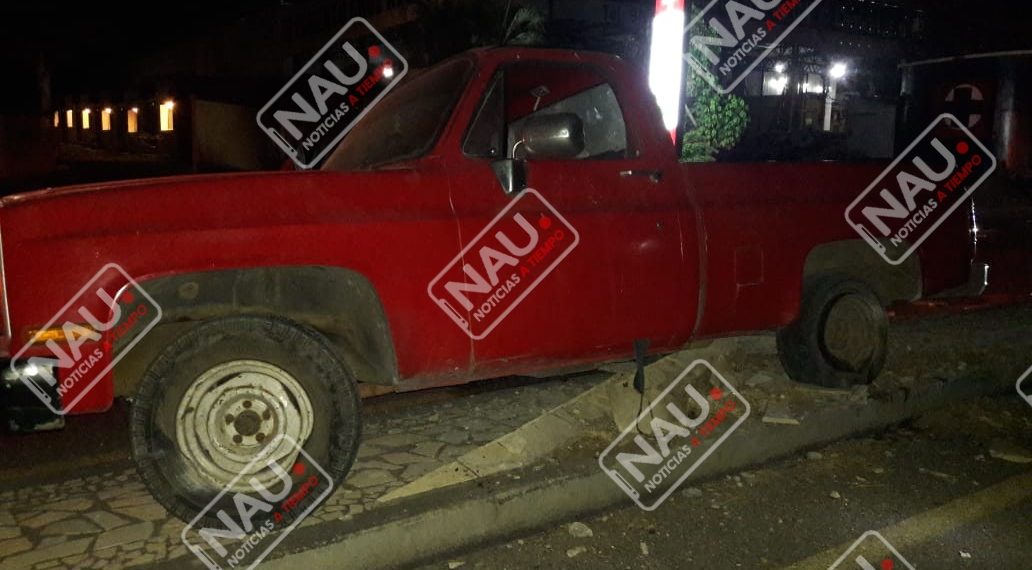 Camioneta causó daños a una jardinera