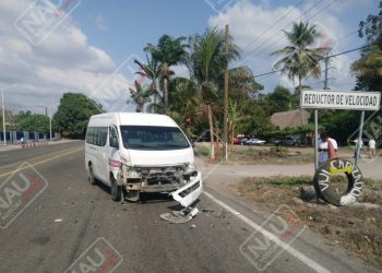 Choca Urvan contra taxi