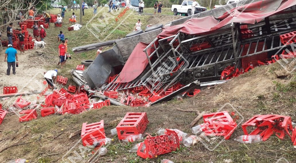 Se roban las rejas de coca cola tras volcadura de un tráiler doble remolque