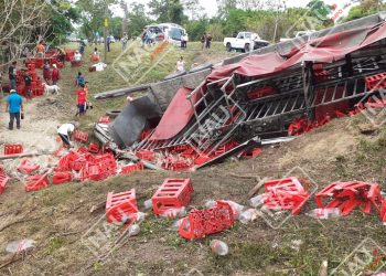 Se roban las rejas de coca cola tras volcadura de un tráiler doble remolque