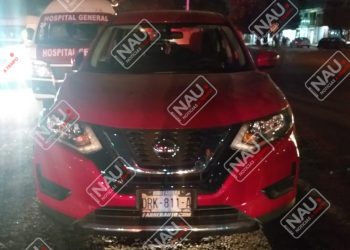 Conductor de combi chocó contra un vehículo