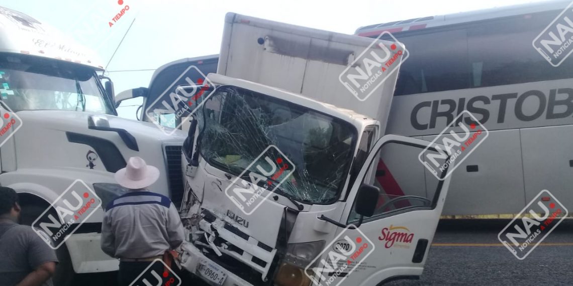 Solo daños al chocar tres vehículos en la Costera