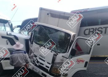 Solo daños al chocar tres vehículos en la Costera